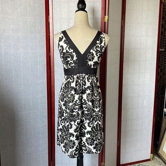 Ann Taylor LOFT Black & White Floral Dress w/Zipper on the Side (Size: 6P) - Picture 3 of 11
